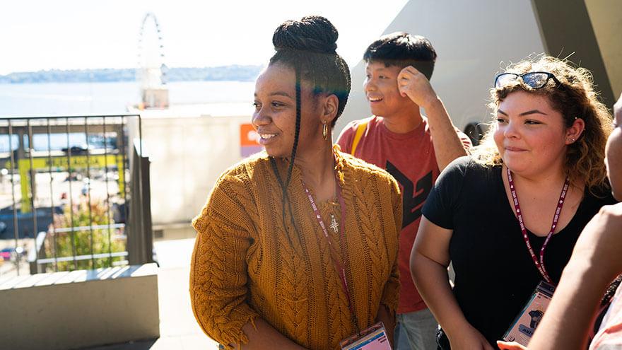 学生们在阳光下微笑，在西雅图市中心游览的早期连接